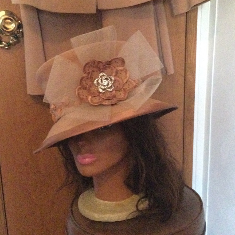 Donna Vinci Hat. Suit not included in Separate Listing
